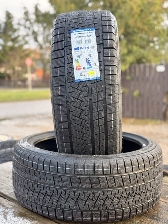 235/40 R19 TRIANGLE SNOWLINK PL02
